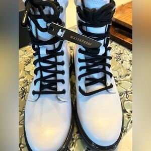 NWT Women’s Sorel Lennox Stkd Leather Boots Size 9 (waterproof)